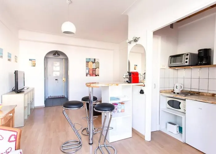 Apartmán Center - Bright Studio Balcony Wifi & Aircon Nice